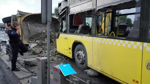 Kamyon metrobüs yoluna girdi olay yerinden ilk görüntüler! - Resim: 1