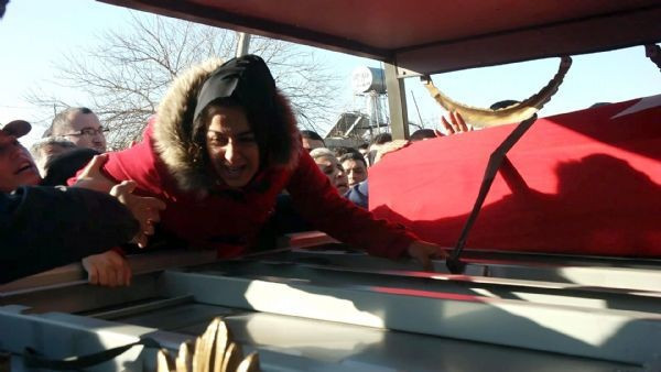 Şehit cenazesinde yürek dağlayan kare - Resim: 1