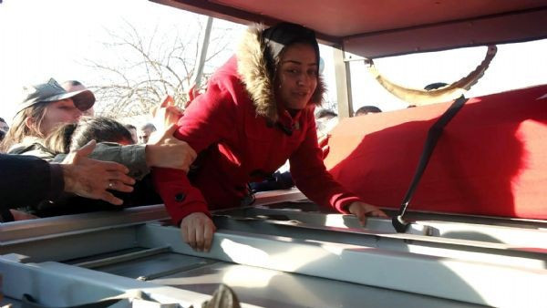 Şehit cenazesinde yürek dağlayan kare - Resim: 2