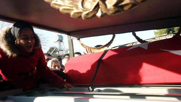 Şehit cenazesinde yürek dağlayan kare - Resim: 3