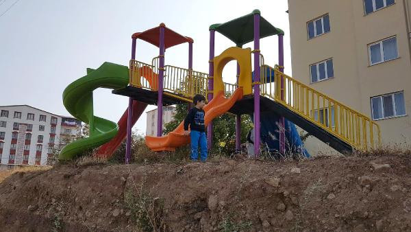 Çocuk parkı aileleri isyan ettirdi: Görenleri şaşırtan kaydırak! - Resim: 2