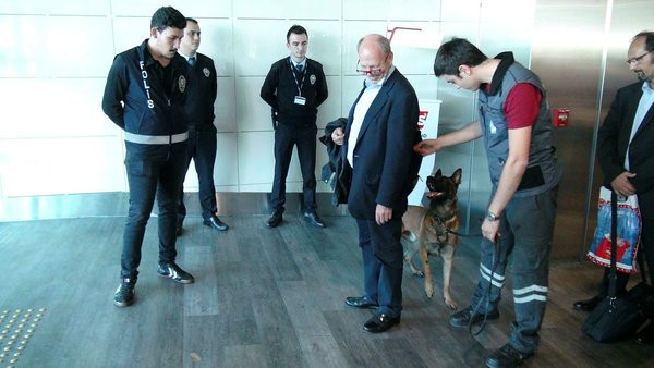 Türkiye'den köpekli aramaya misilleme - Resim: 3