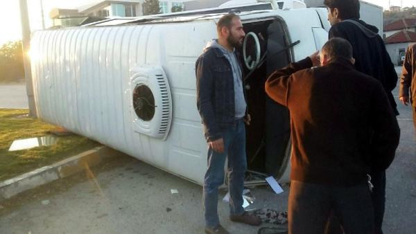 Servis minibüsü devrildi: 7 yaralı - Resim: 1