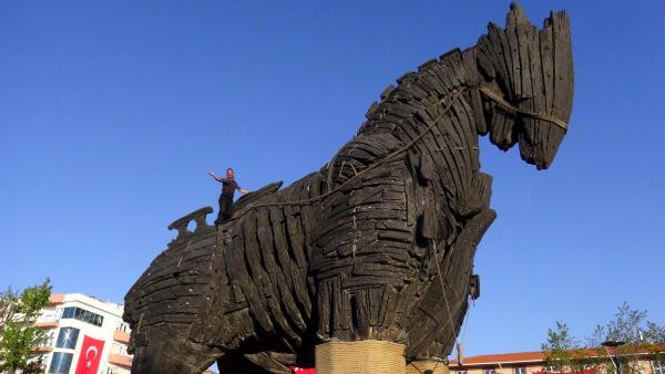 Truva Atı'ndan düştü, feci şekilde can verdi! - Resim: 1