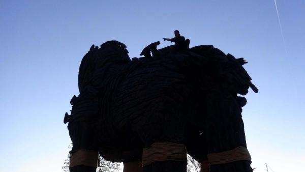 Truva Atı'ndan düştü, feci şekilde can verdi! - Resim: 3