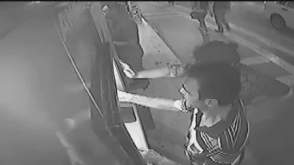 Bir aylık maaşını ATM'de arkasında bekleyen alıp gitti - Resim: 1