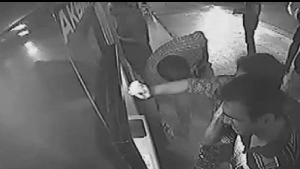 Bir aylık maaşını ATM'de arkasında bekleyen alıp gitti - Resim: 2