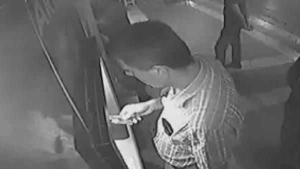 Bir aylık maaşını ATM'de arkasında bekleyen alıp gitti - Resim: 3