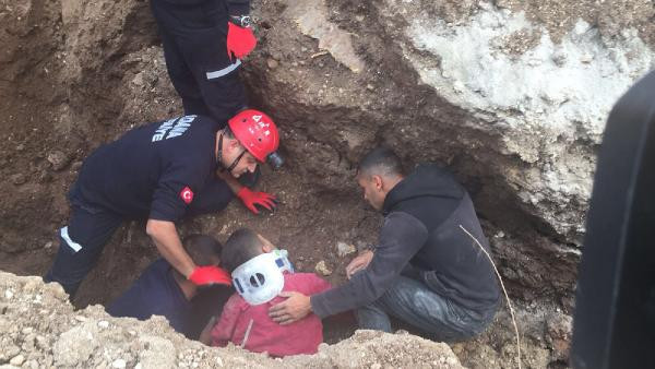 Toprak altında kalan işçi ölümden döndü! - Resim: 1