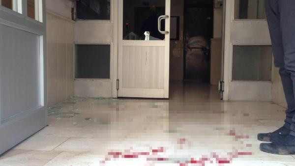 Cam kapıyı açmak isterken boğazı kesildi! - Resim: 2