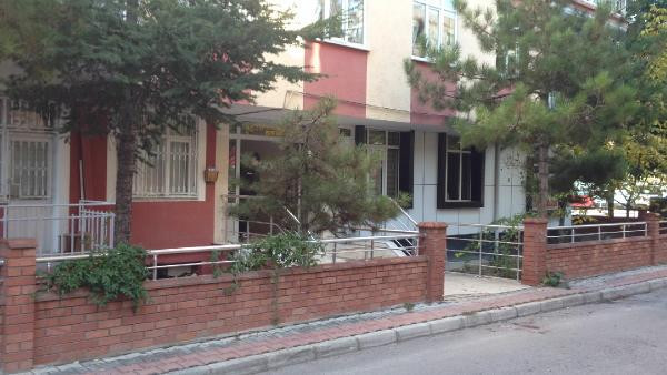 Cam kapıyı açmak isterken boğazı kesildi! - Resim: 3