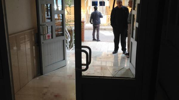 Cam kapıyı açmak isterken boğazı kesildi! - Resim: 4