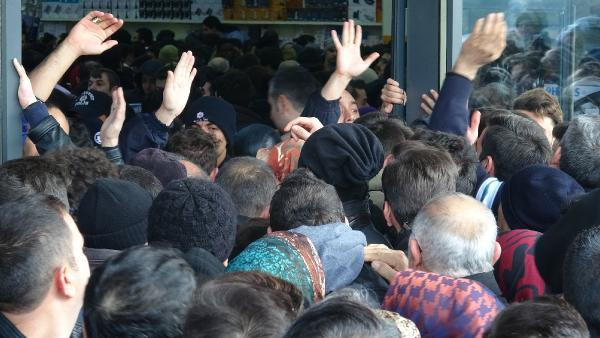 Elden ele taşıdılar ilginç görüntüler! - Resim: 1