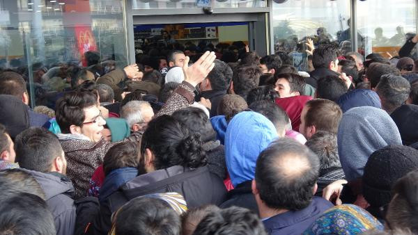 Elden ele taşıdılar ilginç görüntüler! - Resim: 2