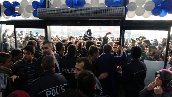 Elden ele taşıdılar ilginç görüntüler! - Resim: 3