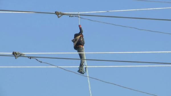 Ne yapıyor bu adam yüksek gerilim hattında nedeni... - Resim: 2