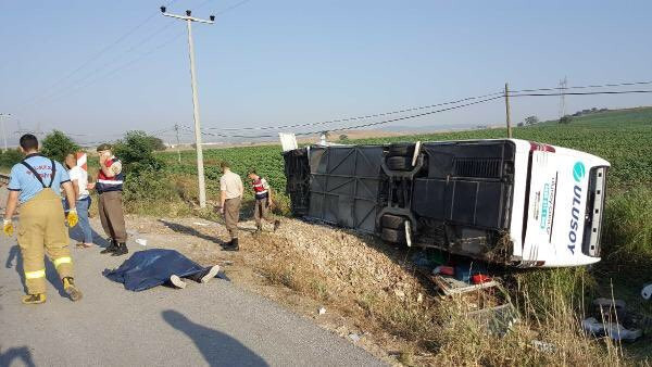 Balıkesir'de yolcu otobüsü devrildi olay yerinden ilk görüntüler - Resim: 2