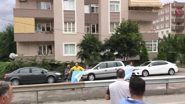 Adalet yürüyüşünü protesto ederken şortu düştü... - Resim: 2