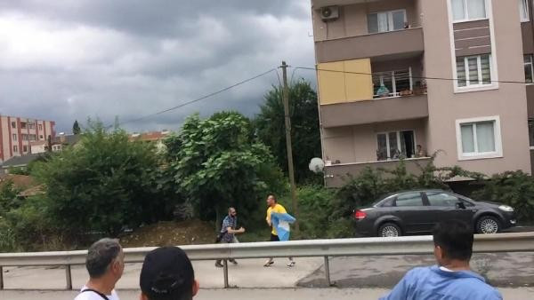 Adalet yürüyüşünü protesto ederken şortu düştü... - Resim: 3