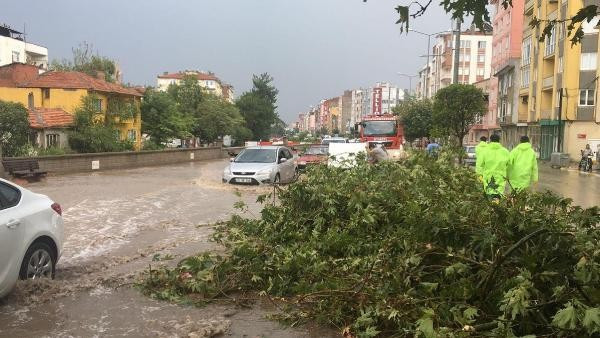 5 dakikada şehir göle döndü ağaçlar devrildi - Resim: 3