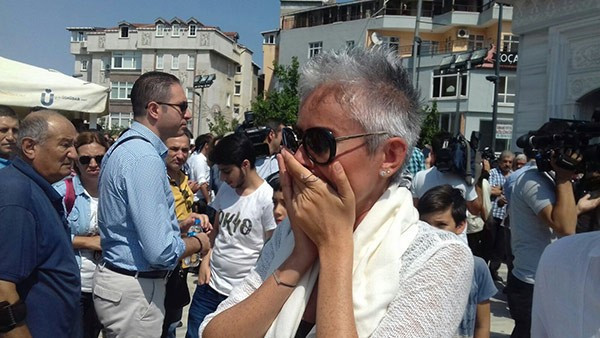 İpek Tanrıyar, Vatan Şaşmaz'ın cenazesinde hüngür hüngür ağladı - Resim: 2