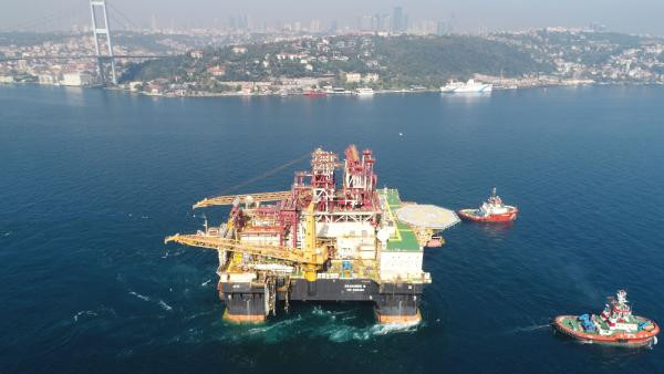 Dev gemi Boğaz'dan böyle geçiyor havadan bile devasa! - Resim: 1