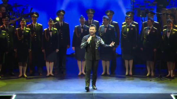 Tarkan ve Kızıl Ordu Korosu aynı sahnede - Resim: 3