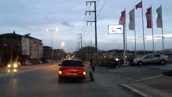 Tekerleği dışarıda ilerleyen otomobil şaşkınlık yarattı! - Resim: 1