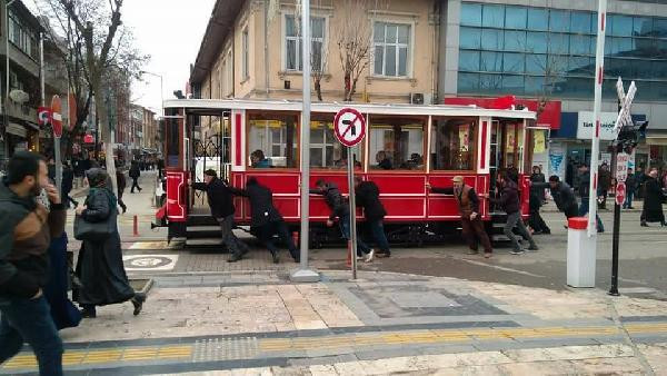 Nostaljik tramvay arıza yaptı vatandaş iterek götürdü! - Resim: 1