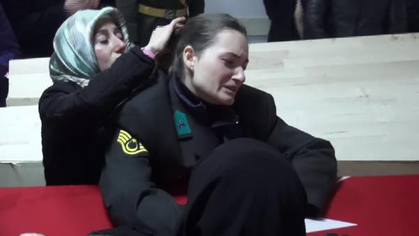 Şehit eşi tabuta sarılıp böyle yalvardı! Üniforması üstünde... - Resim: 2