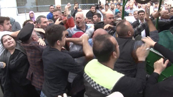 Hırsızların öldürdüğü gencin cenazesinde kavga çıktı! Öz ve üvey baba... - Resim: 1