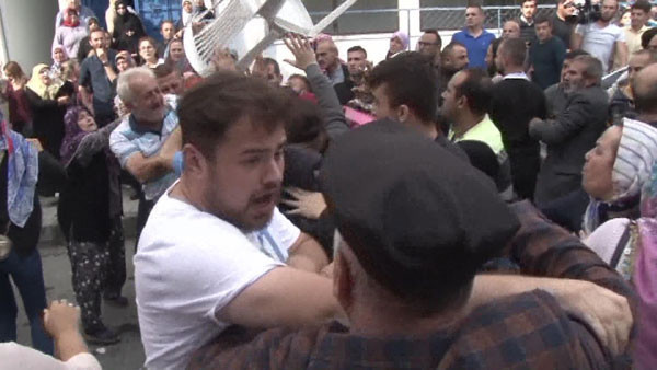 Hırsızların öldürdüğü gencin cenazesinde kavga çıktı! Öz ve üvey baba... - Resim: 2