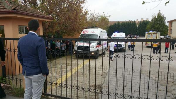 Lisede büyük panik! Herkesi tahliye ettiler - Resim: 1
