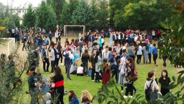 Lisede büyük panik! Herkesi tahliye ettiler - Resim: 3