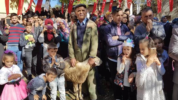 60 yıl sonra kavuştular: Halay çekerek kutladılar! - Resim: 2