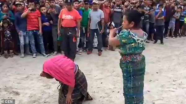 Herkesin önünde kızını kırbaçlayan kadın sosyal medyada olay oldu! Sebebi hayret verici... - Resim: 2