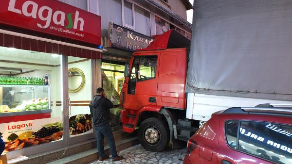 Freni patlayan kamyon araçlara çarpıp kuyumcuya daldı! - Resim: 1