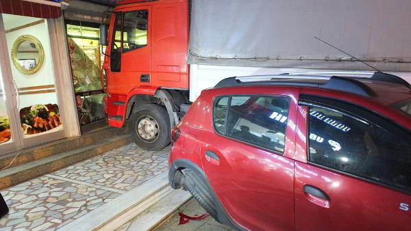 Freni patlayan kamyon araçlara çarpıp kuyumcuya daldı! - Resim: 2