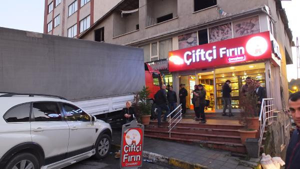 Freni patlayan kamyon araçlara çarpıp kuyumcuya daldı! - Resim: 3