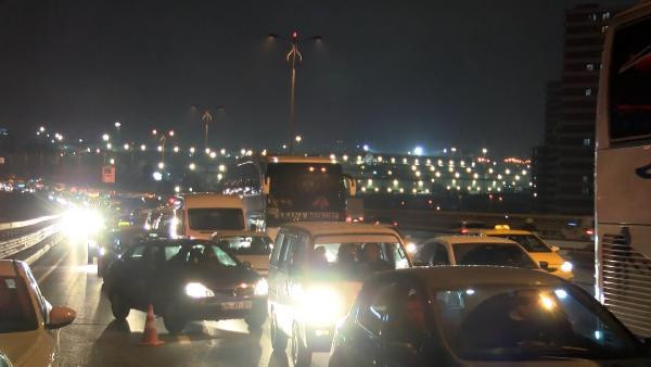 İstanbul'da intihar girişimi: Trafik alt üst oldu! - Resim: 4