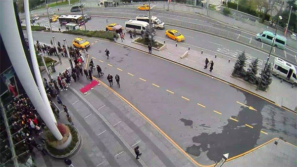 İstanbul'da 'cuma' çılgınlığı içeride de dışarıda da kuyruklar var - Resim: 1