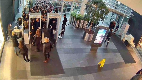 İstanbul'da 'cuma' çılgınlığı içeride de dışarıda da kuyruklar var - Resim: 2