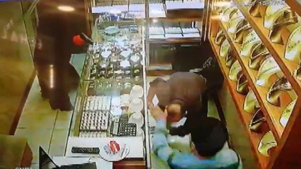 Çarşafla kuyumcuya girdi: Dehşet saçtı! - Resim: 1