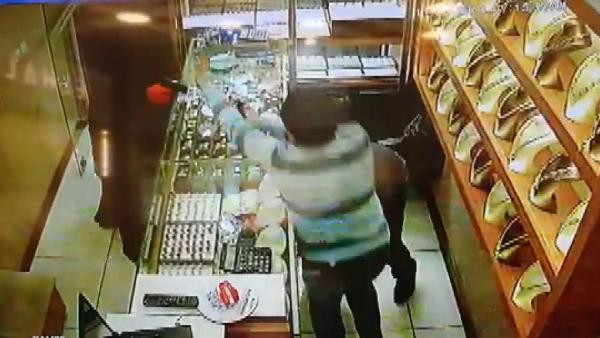 Çarşafla kuyumcuya girdi: Dehşet saçtı! - Resim: 2