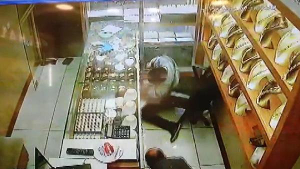 Çarşafla kuyumcuya girdi: Dehşet saçtı! - Resim: 3