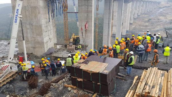 Viyadük çalışmasında beton blok işçilerin üzerine düştü - Resim: 1