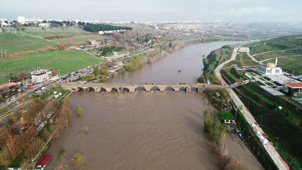 Baraj kapağı patladı Dicle nehri 4 metre yükseldi Hevsel Bahçelerini su bastı - Resim: 3
