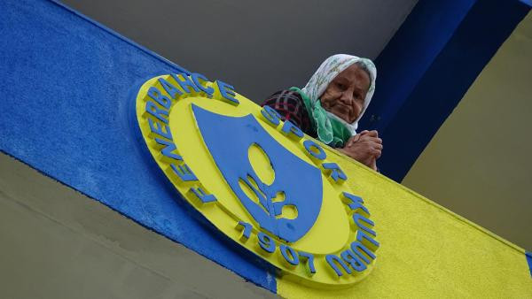 Fanatik taraftar apartmanı sarı lacivert renklere boyattı - Resim: 2