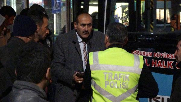 Freni boşalan otobüs durağa daldı: Yaralılar var! - Resim: 1