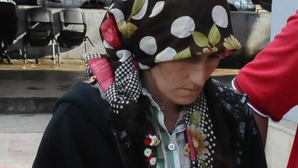 Polis memurunun iğrençliğine bakın hem annesiyle hem kızıyla... - Resim: 2